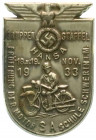 Medaillen
Drittes Reich
Hohlgeprägtes Abzeichen 1933. Eröffnung der SA-Motorschule Schwerin, Gruppenstaffel Hansa. 29 X 44 mm. vorzüglich, etwas fle...