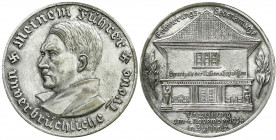 Medaillen
Drittes Reich
Versilberte Messingmedaille 1934 a.d. Einweihung der Ehrenhalle in Buchholz. Hitlerkopf/Ehrenhalle. 35 mm. vorzüglich, Versi...