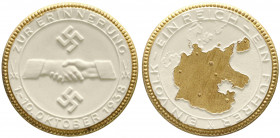 Medaillen
Drittes Reich
Porzellanmedaille Einmarsch in das Sudetenland 1938 weiss, Rand und Sudetenland goldfarben. 49 mm. vorzüglich, selten. Scheu...