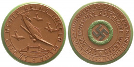 Medaillen
Drittes Reich
Porzellanmedaille Flieger gegen England o.J.(1941) braun, Rand und Kranz grün, Hakenkreuz schwarz. 50 mm. prägefrisch. Scheu...