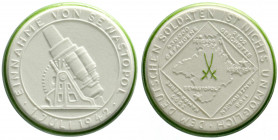 Medaillen
Drittes Reich
Porzellanmedaille Einnahme von Sewastopol 1942 weiss, Rand und Kurschwerter grün. 48 mm. prägefrisch. Scheuch 1882v.