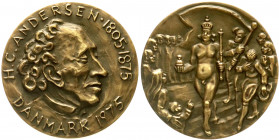 Medaillen
Erotik
Dänemark
Bronzemedaille 1975 von Per Ung. Auf das Märchen "Des Kaisers neue Kleider" von Hans Christian Andersen. Kopf r./nackter ...