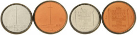 Medaillen
Porzellanmedaillen
Deutsches Reich
2 Stück. Berlin: Schlageter-Gedächtnis 1923 braun Rand schwarz, 50 mm und weiß, Rand schwarz, 48 mm. B...