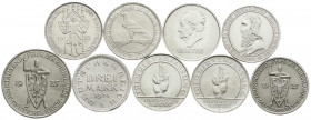 Weimarer Republik
Lots
9 verschiedene Silbermünzen: 3 RM Kursmünze 1924 A (fast Stgl.), 1925 A Rheinlande, 1927 Uni Tübingen, 1929 Meissen, Schwurha...