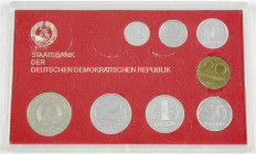 Münzen der Deutschen Demokratischen Republik
Kursmünz- und Gedenksätze
Kursmünzensatz von 1 Pfennig bis 5 Mark 1982. In Hartplastik, Inlett rot. (Or...