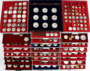 LOTS
Sammlungen allgemein
Schiffsmotive: enorme Sammlung von hunderten Münzen und Medaillen in 26 Schubern und 1 Holzschatulle. Von alt bis neu. Vie...