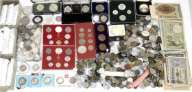 LOTS
Sammlungen allgemein
Sammlernachlass im kl. Karton. Münzen aus aller Welt. Dabei sehr viele Silbermünzen lose im Beutel, von alt bis neu, div. ...
