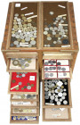 LOTS
Sammlungen allgemein
Alter Münzschrank mit über 3000 Münzen aus aller Welt, meist 19. und 20. Jh. Von A bis Z über alle Kontinente. Dabei wenig...