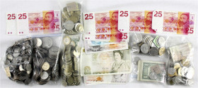 LOTS
Sammlungen allgemein
Kiste mit ausländischen Währungen in div. Münzen und Banknoten: Australien 53 Dollar. Großbritannien 186 Pfund, Kanada 59 ...
