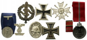Orden und Ehrenzeichen
Lots
Deutschland
Drittes Reich, 8 Ehrenzeichen: EK I 1939 (2 Stück, einmal Souval-Fertigung), Ostmedaille mit Bandminiatur i...
