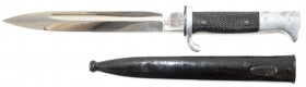Militaria
Blankwaffen
Deutschland
Seitengewehr K98 in Scheide, Hersteller Ludwig Wörz, Ulm. Gesamtlänge 35 cm.