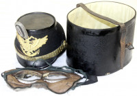 Militaria
Uniformen und Uniformteile
Offiziers-Tschako des kaiserlichen Seebataillons, um 1914. Mit schwarzem Samt bezogenes schwarzes Leder mit Mes...