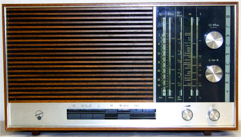 Varia
Musikartikel
Abspielgeräte
Kofferradio Blaupunkt "Nizza", ca. 1968. Nah...