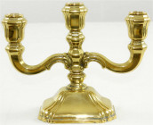 Varia
Silber
Dreiarmiger Kerzenleuchter, Silber 835/1000, vergoldet. Hersteller Gebrüder Kühn, Schwäbisch Gmünd. Höhe 19 cm; 691,72 g. Fuss mit Kuns...