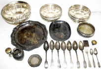 Varia
Silber
Posten von diversen Schalen, einem Zündholzetui und etwas Besteck. Silber 800, bzw. 925 bzw. 13-lötig. Gesamtgewicht ca. 3,3 Kilo.