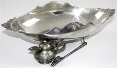 Varia
Silber
3 Teile: Anbietschale Silber 800/1000 mit Punze Kopf der blinden Justitia und *317 /NA, 266,86 g. Russische Gabel Silber 84 zolotniki (...