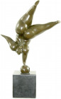Varia
Skulpturen und Plastiken
Bronzeskulptur "abstrakte Rubensdame im Handstand auf Ball" auf Marmorsockel. Signiert Milo. Gesamthöhe 33 cm. Die Si...