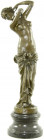 Varia
Skulpturen und Plastiken
Bronzeskulptur eines stehenden halbnackten Mädchens mit um die Hüfte gelegtem Tuch. Signiert Aldo Vitaleh. Auf Marmor...
