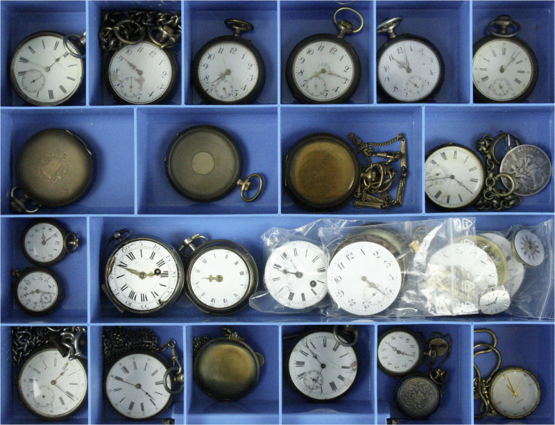 Varia
Uhren
Lots
Sortierkasten mit 21 alten Taschenuhren: 4 Herren-Savonetten...