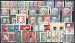 Briefmarken
Deutschland
Bundesrepublik Deutschland
Jahrgang 1954 und 1955, komplett in postfrischer Erhaltung. Mi. 560,-€. ** Michel 177-226 x+y.