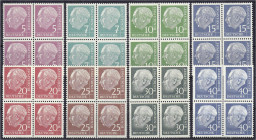 Briefmarken
Deutschland
Bundesrepublik Deutschland
Heuss-Lumogen 1954/57, postfrischer Viererblocksatz. Mi. 338,-€. ** Michel 179 y - 260 y (4x).