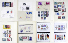 Briefmarken
Lots und Sammlungen
Deutschland (alphabetisch)
DDR 1949-1958 */**/gest./Briefe: Sehr gepflegte Sammlung auf selbst gestalteten Blättern...