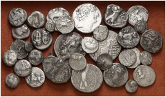 Lote de 35 monedas griegas en plata, de diversas cecas y valores. A examinar. BC/MBC.