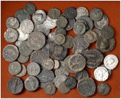 Lote compuesto por 36 bronces, 25 antoninianos y 1 silícua recortada de época romana. Total 62 piezas. A examinar. MBC-/EBC-.