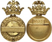 1934. Barcelona. El Ayuntamiento. Medalla de Miss Barcelona en oro, con corona articulada. 21,3 g. 57,5 x 36 mm. Acompañada de la separata del Acta Nu...