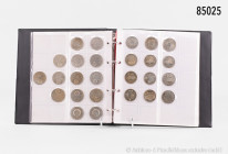 Kleiner Sammler-Nachlass, bestehend aus 2 Münzalben: 1 Album DDR, darin über 40 Gedenkmünzen zu 20-, 10- und 5- Mark, Münztasche 1987 der Staatsbank d...
