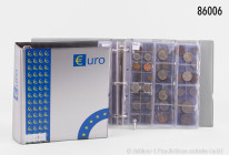 Kleiner Sammler-Nachlass, bestehend aus 2 gut gefüllten Münzalben, dabei 1 Album aus Abo-Bezug mit kleiner Sammlung Euro-Kursmünzen, nicht vollständig...