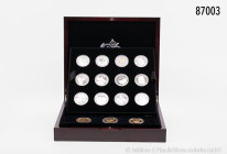 Kleines Silberanlage-Konv., repräsentative Kassette, darin "Die offiziellen deutschen Gedenkprägungen der WM 2006", 12 Medaillen in 925er Silber, insg...