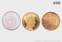 Konv. 3 moderne Medaillen mit dem Porträt Adolf Hitler, davon 1 x vergoldet und 1 x versilbert, vorzüglich