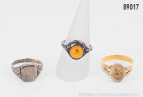 Konv. 3 Ringe, dabei 1 x 585er Gelbgold mit Monogramm, 4,1 g, 1 x 925er Silberring mit Bernstein, 3,0 g und 800er Silberring, 4,2 g, ca. 1930er Jahre,...