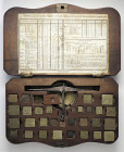 VARIE - Bilance Bilancia del 1826 in custodia di legno completa di pesi (33), quelli più leggeri sono nello scompartimento vicino al piatto a s.
Otti...