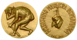 BERGAMO. Medaglia in oro del Circolo Numismatico Bergamasco per commemorare Arlecchino Maschera Bergamasca 1968. Arlecchino chino e volto a s. regge b...