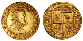 MILANO. Filippo II, 1554-1598. Doppia da quattro scudi d’oro. Busto a d. a testa nuda, con corazza ornata e goletta con colletto increspato. R/ Stemma...