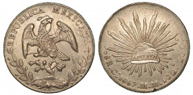 MESSICO. Repubblica Messicana. 8 Reales 1887, zecca di Chihuahua. Aquila con serpente nel becco posata su una pianta di cactus. R/ Berretto frigio da ...