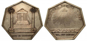FRANCIA. Oriens de Province. Le Havre, Loggia dell'Amenite 1802. Medaglia esagonale in argento. Tempio esastilo sopra scalinata con in primo piano due...