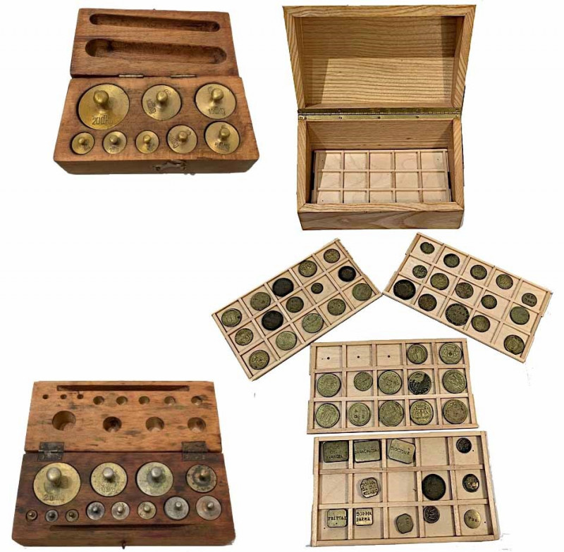 Set di vari astucci con pesi da bilancia, alcuni in cofanetto con cassettini. . ...