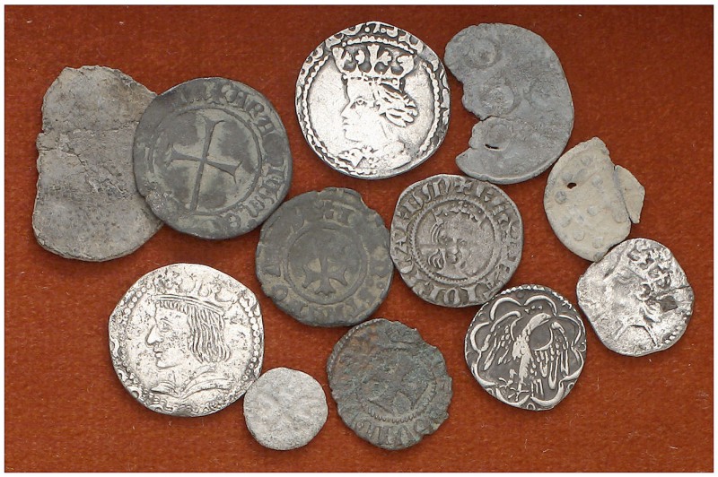 Lote de 8 monedas: 2 croats y un pirral recortados, un terç de croat con agujero...
