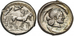 SICILE, SYRACUSE, AR tétradrachme, vers 480-475 av. J.-C. D/ Quadrige conduit par un aurige à d., les chevaux couronnés par Niké volant à d. R/ ΣVRAKO...