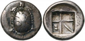 EGINE, AR drachme, vers 350-338 av. J.-C. D/ Tortue. R/ Carré creux divisé en cinq compartiments inégaux. Deux globules dans un compartiment. Milbank ...