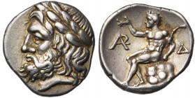 ARCADIE, MEGALOPOLIS, AR drachme, 320-275 av. J.-C. Frappé au nom de la ligue arcadienne. D/ T. l. de Zeus à g. R/ Pan assis à g. sur un roc, levant l...