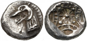 CARIE, KINDYA, AR diobole, vers 500-490 av. J.-C. D/ T. de ketos à g. R/ Petit cercle incus dans un carré incus, décorés de stries et de lignes dispos...