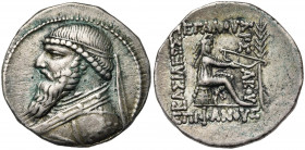 ROYAUME PARTHE, Mithradates II (123-88), AR tétradrachme, Séleucie. D/ B. barbu, diad., dr. à g. R/ Archer assis à d. sur un omphalos, ten. un arc. A ...