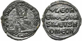 Léon VI le Sage (886-912), AE follis, Constantinople. 3e type. D/ B. cour. de f., vêtu de la chlamyde, ten. l''akakia. R/ Légende en quatre lignes. Se...