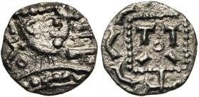 ANGLO-SAXONS, AR sceat, vers 680-710. Série C. D/ B. à d. Légende runique Aepa. R/ Etendard dégénéré dans lequel T-O-T/I-I. Au-dessus, une croix. S. 7...