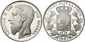 BELGIQUE, Royaume, Léopold II (1865-1909), AR 5 francs, 1865. Grande tête et signature le long du cou. Refrappe officielle. Tranche lisse. GR-BR 3967....