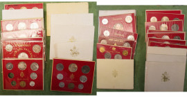 ITALIE, VATICAN, lot de 32 sets, dont: set FDC 1963-1981 (24, un incomplet); série de 5 médailles en argent, de Pie XII à Jean Paul II; set Souvenir (...
